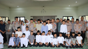 Polres Metro Tangerang Kota Gelar Bintohtal dan Santunan Anak Yatim di Masjid Al-Fattah Tangerang Kota