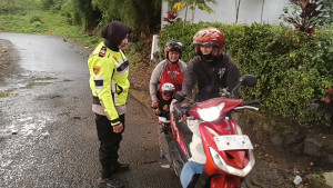 Wujud Polisi Baik, Kapolsek Megamendung Sigap Tolong Pemudik yang Alami Kendala