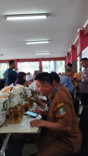 Polsek Pondok Gede Amankan Penyaluran Bansos Beras dan Minyak Goreng di Jatiwaringin