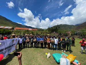 TNI-Polri Kawal Ketat Penyaluran Bantuan Pengungsi Kampung Kembru di Puncak Jaya