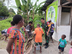 Babinsa Koramil 1710-07/Mapurujaya Ajak Warga Gotong Royong Bersihkan Halaman Gereja