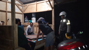 Bhabinkamtibmas Polsek Megamendung Sambangi Satkamling Desa Sukamahi, Perkuat Keamanan Wilayah