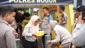 Polres Bogor Bagikan Takjil dan Makan Gratis untuk Masyarakat di Depan Mako