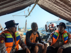 Jaga Jakarta, Patroli Siang Satpolairud Polres Kepulauan Seribu Sosialisasikan Layanan Polisi 110 dan Imbau Waspada Erupsi Gunung Anak Krakatau