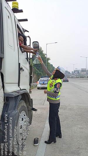 PJR BSD Tertibkan Truk Parkir di Bahu Jalan Tol Cinere–Serpong