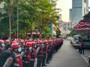 Ditsamapta Polda Metro Jaya Siagakan SAR dan Bagikan Masker Antisipasi Dampak Anak Krakatau