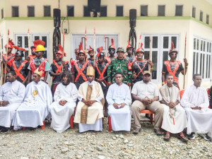 Pengamanan Humanis Babinsa Mapurujaya di Prosesi Ibadah dan Jalan Salib