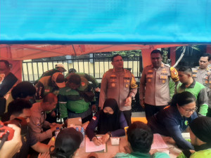 Jumat Peduli, Polres Metro Jakarta Utara dan Polsek Kelapa Gading Berbagi Bersama Komunitas Ojol