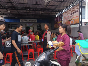 Polsek Metro Penjaringan Gelar Jumat Peduli, Bagikan Makanan Gratis dan Sampaikan Pesan Kamtibmas