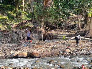 Pulihkan Pasca-Banjir Bandang, Tim SAR Resimen II Pasukan Pelopor Bersihkan Sungai di Agam