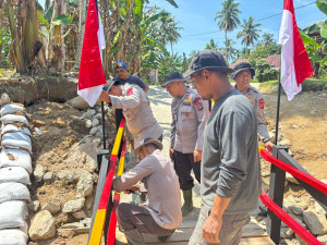 Brimob Polda Sumbar Rampungkan Jembatan Darurat Penghubung Kataping-Sungai Buluah