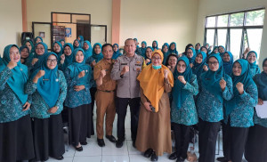 Bhabinkamtibmas Jatikarya Jadi Narasumber PKK, Ingatkan Bahaya Pinjol Ilegal dan Tawuran Remaja