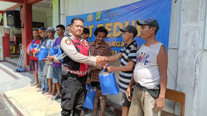 Polisi Berbagi, Polsek Pademangan Salurkan Bantuan Sembako kepada Warga