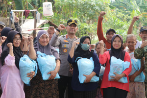 Kapolres Metro Tangerang Kota Salurkan Bantuan di Batuceper, Program Jaga Jakarta+ Sentuh Langsung Warga