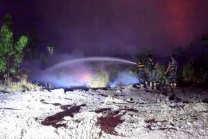 Gelap Malam Tak Jadi Penghalang, Satgas Karhutla Lanud Sjamsudin Noor Kembali Berjibaku Hadang Karhutla Hingga Dini Hari