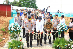 Polri Pertegas Peran Aktif Dalam Astacita Pada Topping Off Sekolah, Peresmian Masjid dan Peletakan Batu Pertama Rumah Ibadah di SMA Kemala Taruna Bhayangkara