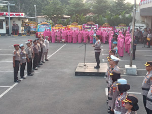Kapolres Metro Bekasi Kota Pimpin Upacara Kenaikan Pangkat 72 Personel Polri dan 4 PNS