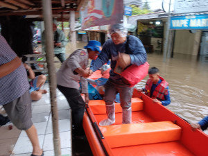 Polairud Polda Metro Jaya Evakuasi Warga Terdampak Banjir di Pondok Karya Jaksel