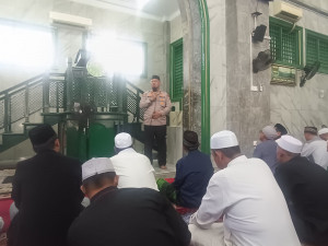 Jaga Jakarta On The Spot, Kapolsek Bekasi Barat Sampaikan Pesan Kamtibmas Sebelum Sholat Jumat di Jakasampurna