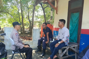 Bhabinkamtibmas Pulau Kelapa Sambangi Warga, Ajak Manfaatkan Layanan Polri 110 dan Tangkal Paham Radikal
