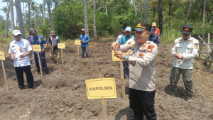 Polsek Kepulauan Seribu Selatan Bersama Stakeholder Laksanakan Penanaman Raya Jagung Serentak Kuartal lV di Pulau Tidung
