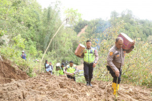 Polresta Bukittinggi Kembali Salurkan Bantuan Ke Warga Terdampak di Jorong Sungai Landia