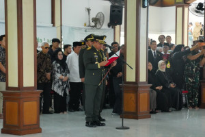 Panglima TNI Pimpin Upacara Penyerahan Jenazah dan Ikuti Upacara Pemakaman Wapres ke-6 RI