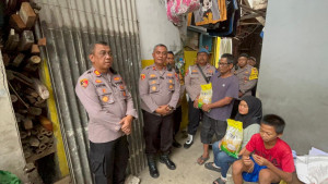 Jumat Peduli Polsek Koja Salurkan Bantuan Sosial Untuk Warga di Lokasi Musibah Anak Tengelam