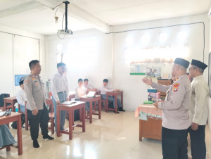 Jaga Jakarta On The Spot, Kapolsek Bekasi Barat Berikan Edukasi kepada Siswa Yayasan I'Tishom Kota Baru