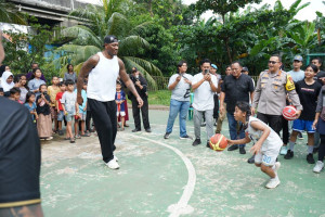 Kapolres Metro Jakut Gelar Jumat Peduli: Edukasi Narkoba hingga Bansos di RPTRA Sungai Bambu