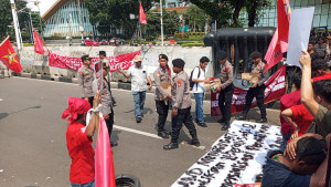 Di Tengah Aksi Penyampaian Aspirasi, Polisi Bagikan Air Mineral dan Snack untuk Massa