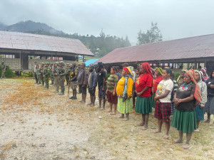 Momen Mengharukan, Tiga Eks OPM Cium Merah Putih dan Kembali ke NKRI