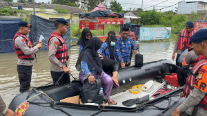 Nakes Naik Perahu Karet Brimob Sebrangi Banjir