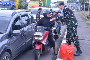 Berbagi Kebahagiaan Ramadan, Lanud Sultan Hasanuddin Bagikan Takjil di Simpang Lima Bandara