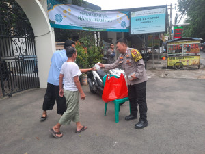 Implementasi Bang Jasri, Bripka Yophi Prima Tebar Takjil di Kp. Buaran Harapan Mulya