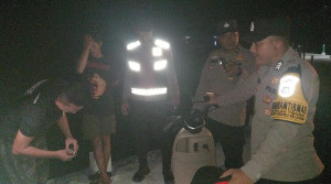 Patroli Malam Jakarta On The Spot Minggu Dini Hari, Polsek Kepulauan Seribu Selatan Jaga Dermaga Pulau Tidung dan Sosialisasikan Layanan Polri 110