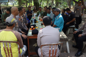 Jumat Curhat di Pulau Pari, Kapolres Kepulauan Seribu Ajak Warga Laporkan Premanisme Lewat Call Center 110