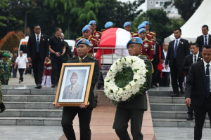 Prabowo Jadi Inspektur Upacara, Pimpin Prosesi Pemakaman Almarhum Try Sutrisno dengan Khidmat