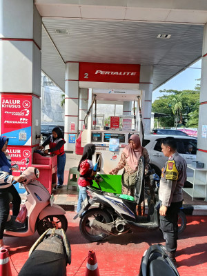 Antisipasi Antrean Panjang, Personel Polsek Medan Satria Monitoring Distribusi BBM di SPBU Harapan Indah 