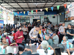Polres Metro Jakarta Utara Jumat Peduli Bagikan 500 Paket Makanan di Penjaringan