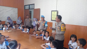 Polisi Sahabat Anak, Murid TK Pulau Tidung Belajar Profesi Kepolisian di Polsek Kepulauan Seribu Selatan