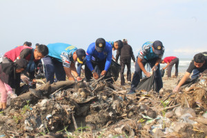 Danlanal Bengkulu Dukung Penuh Aksi Bersih Pantai Yang Digelar Bencoolen Mall
