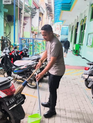 Polsek Pademangan Gelar Aksi Bersih Tempat Ibadah Lewat Program Bang Jasri