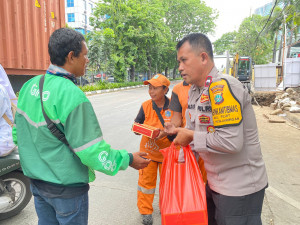 Polsek Metro Penjaringan Gelar Jumat Berkah Bagikan Ratusan Nasi Kotak Untuk Warga dan Ojol