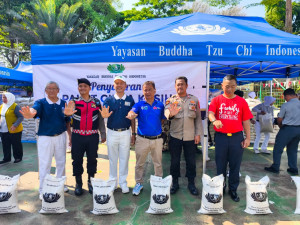Bhakti Sosial Budha Tzu Chi di Pademangan Barat, TNI - Polri Kawal Pembagian 2.500 Paket Sembako