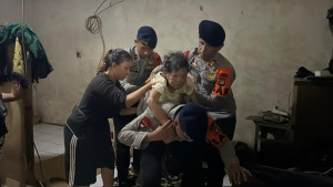 Banjir di Cikarang, Brimob Evakuasi Gendong Lansia