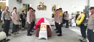 Kapolda Jatim Pimpin Upacara Pelepasan Jenazah Brigjen Pol Anumerta Ary Satriyan di Bekasi