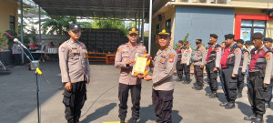 Polsek Kelapa Gading Berikan Penghargaan Kepada Anggotanya dalam Apel Pagi