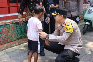 Hangat dan Bersahaja, Kapolres Kepulauan Seribu Disapa Anak-Anak Pulau Saat Kunjungan Kerja di Pulau Kelapa