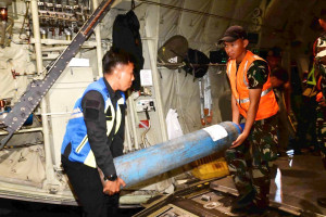 Tak Hanya Logistik, Hercules TNI AU Bawa Dukungan Kesehatan dan Peralatan Untuk Menopang Perjuangan Pasukan Karhutla Kalsel